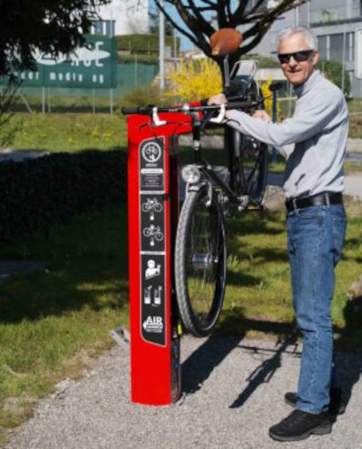 Veloservicestation Cham Victor Zoller stellt die neue Velopumpe bei der Badi in Cham vor Pro Velo Zug.