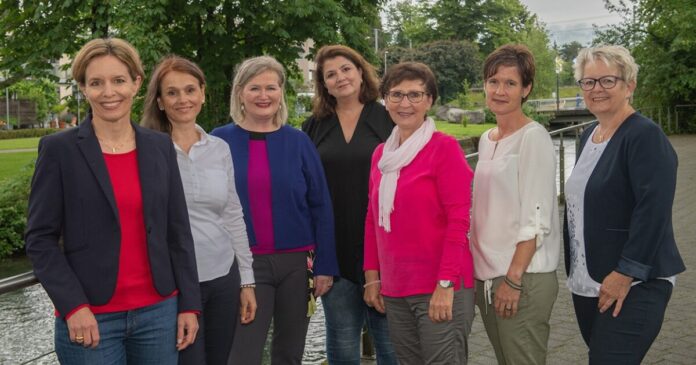 Der Vorstand der Frauengemeinschaft Cham mit Nicole Indra (links), Patricia Frison Schnurrenberger, Susanne Staub, Eva-Maria Janutin, Anna Bucher, Béa Carlen Hausheer und Anita Arnet. Bild: fransiss.ch