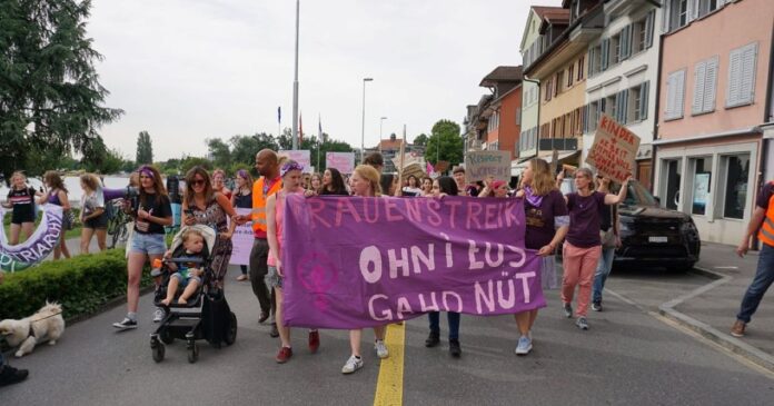 Während des Frauenstreiks dominierte in Zug die Farbe violett. Bild: Facebook Frauenstreik Zug