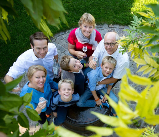 Die Familie Etter Ein Glas Kirsch muss sein – selbstverstaendlich nur fuer die Erwachsenen.