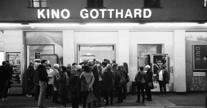 Ein Bild aus vor-corona Tagen: Gebanntes Anstehen vor dem Kino Gotthard vor einem FLIZ-Abend. Bild: Facebook FLIZ FilmliebhaberInnen Zug