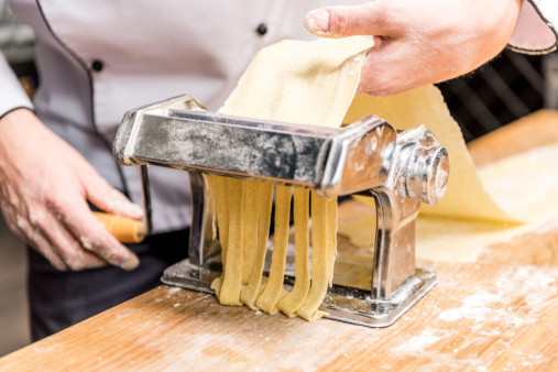 Beim Kreieren der eigenen Pasta ist voller Einsatz gefragt.