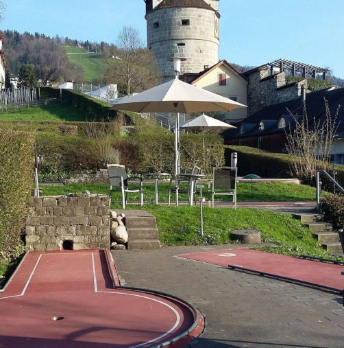 Die Minigolfanlage auf der Schanz mit dem Pulverturm im Hintergrund. Bild: Facebook Minigolf Schanz Zug