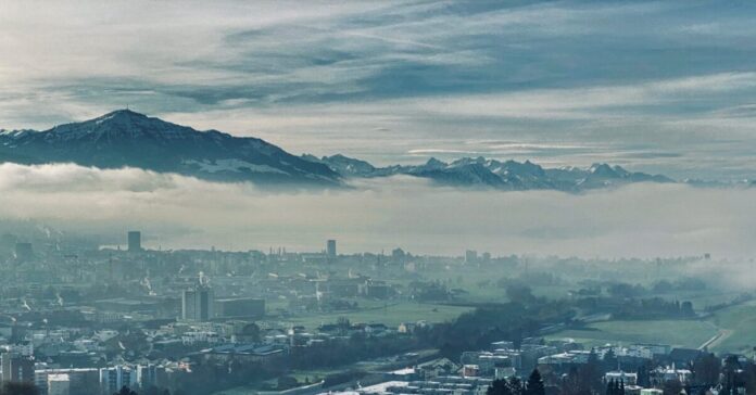 Der winterliche Blick auf Zug, den Zugersee inklusive Pilatus und Rigi im Hintergrund. Bild: Roland Widmer