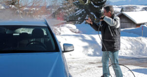 Armes Auto Das solltest du bei der Pflege im Winter beachten