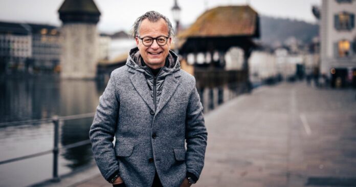 andy wolf vor der kapellbrücke luzern