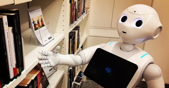 Roboter Kolin steht vor einem Bücherregal in der Bibliothek Zug