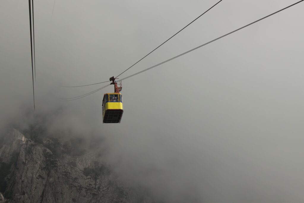 Gondel fährt durch Nebel