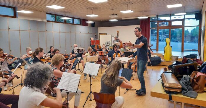 Das Orchester Cham Huenenberg laedt zum poppigen Outdoor Konzert