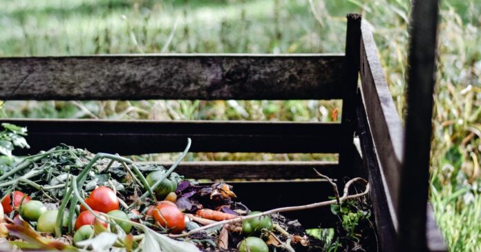 Schicht fuer Schicht zum Kompost im eigenen Garten