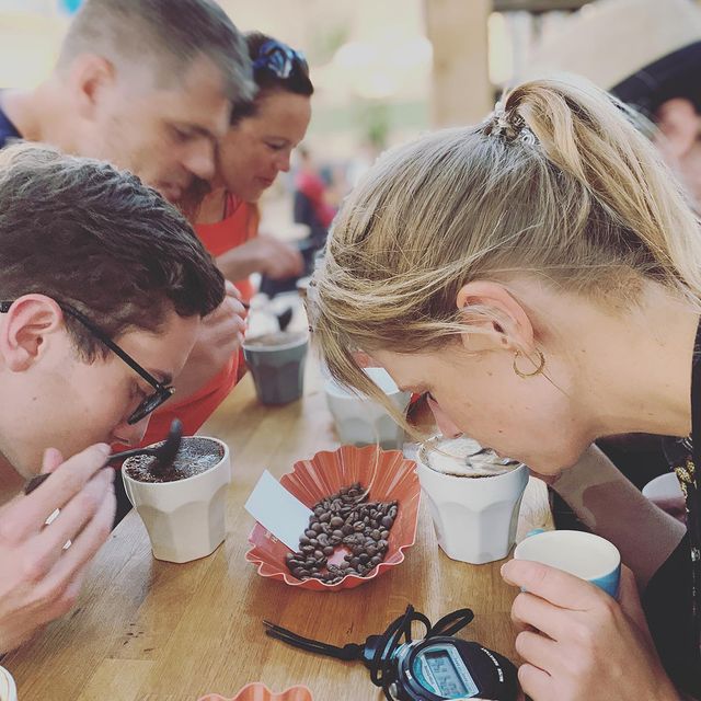 Menschen degustieren Kaffee und halten ihre Nase rein