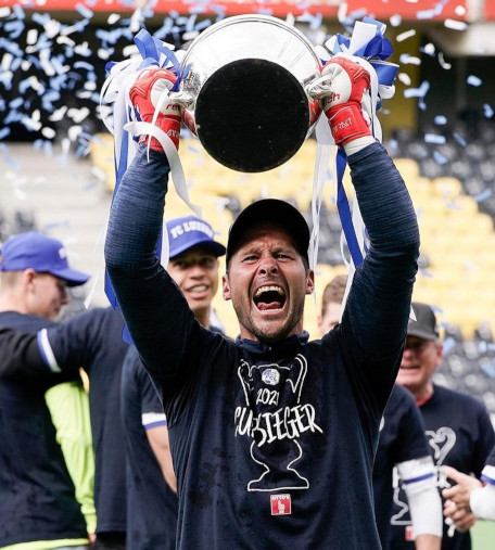 David Zibung jubelt mit dem Pokal in den Haenden.