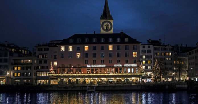 Hotel Storchen an der Limmat in Zürich erstrahlt im Licht am Abend