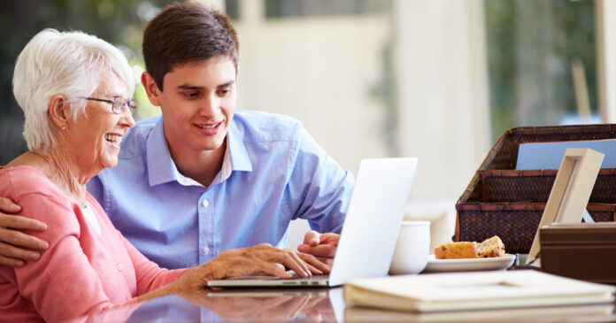 Teenager und Grossmutter mit Laptop