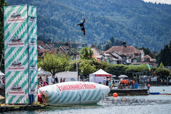 Blobbing in den Zugersee am Zug Sports Festival