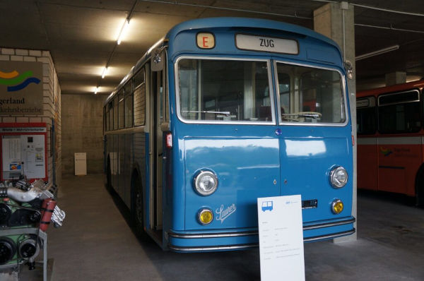 Ein hellblauer Oldtimer-Bus des ZVV steht im ZDT.