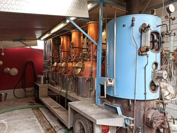 Hier ist ein Foto von der Brauerei, die auf vier Rädern steht.