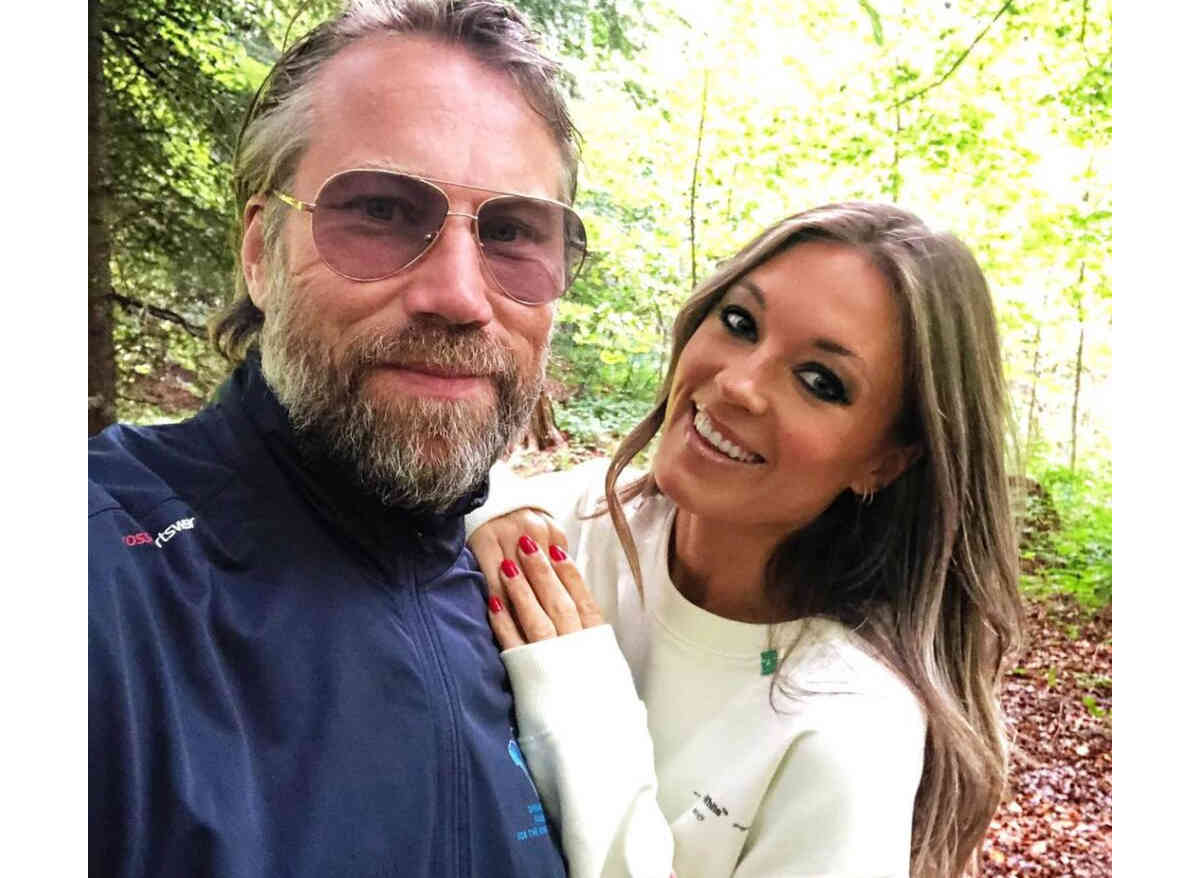 Peter Forsberg mit seiner Frau im Wald.