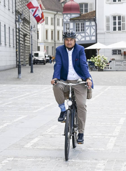 Regierungsrat Guido Graf fährt Velo – mit Helm, versteht sich.