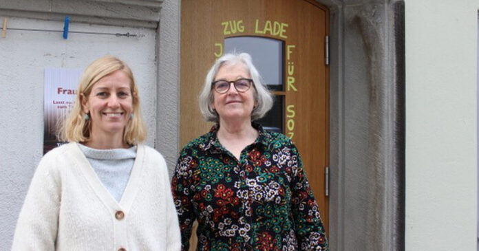 Susanna Peyer-Fischer und Lisa Palak-Otzoup stehen vor dem Gebäude der Jaz.