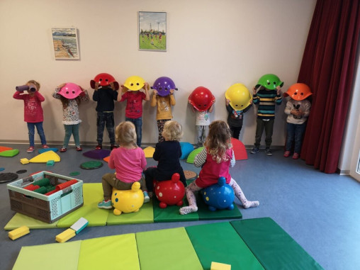 Kinder haben sich zum Spielen aufgereiht