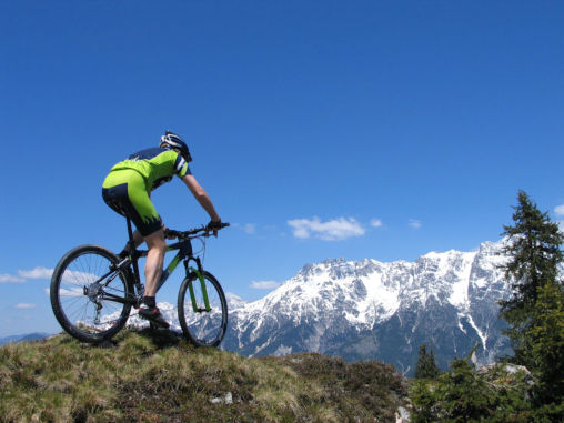 Mountainbiker fährt in den Bergen