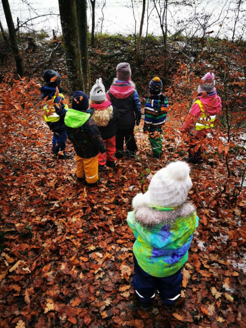 Spielgruppe im Wald