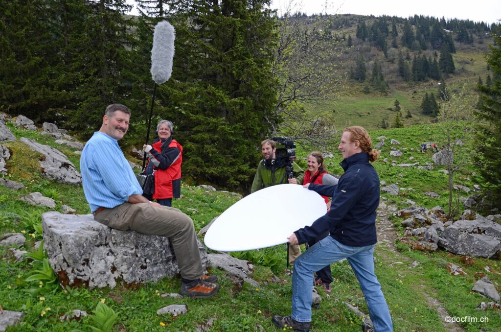 Die Regisseurin Claudia Steiner (zweite von rechts) mit ihrem Team bei Aufnahmen im Engelberger Tal für ihren letzten Kinodokumentarfilm «Das Erbe von Willy Amrhein»