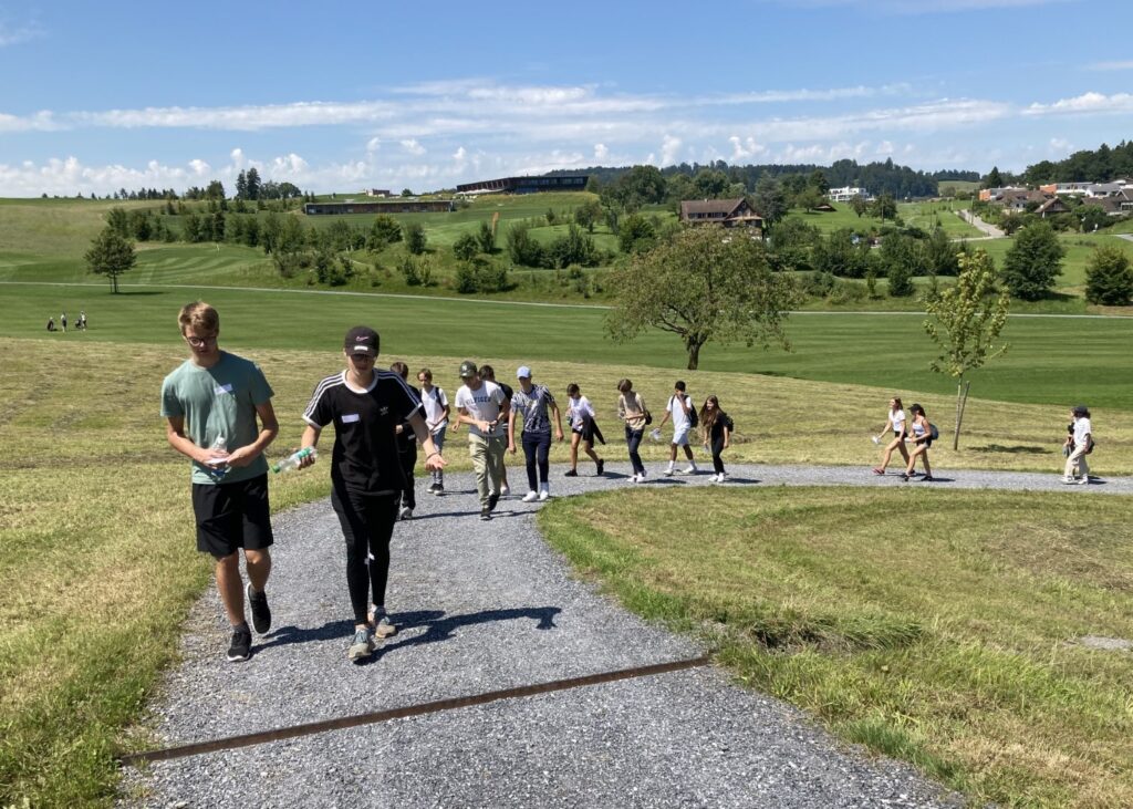 Die Jugendlichen marschieren den Weg hinauf.