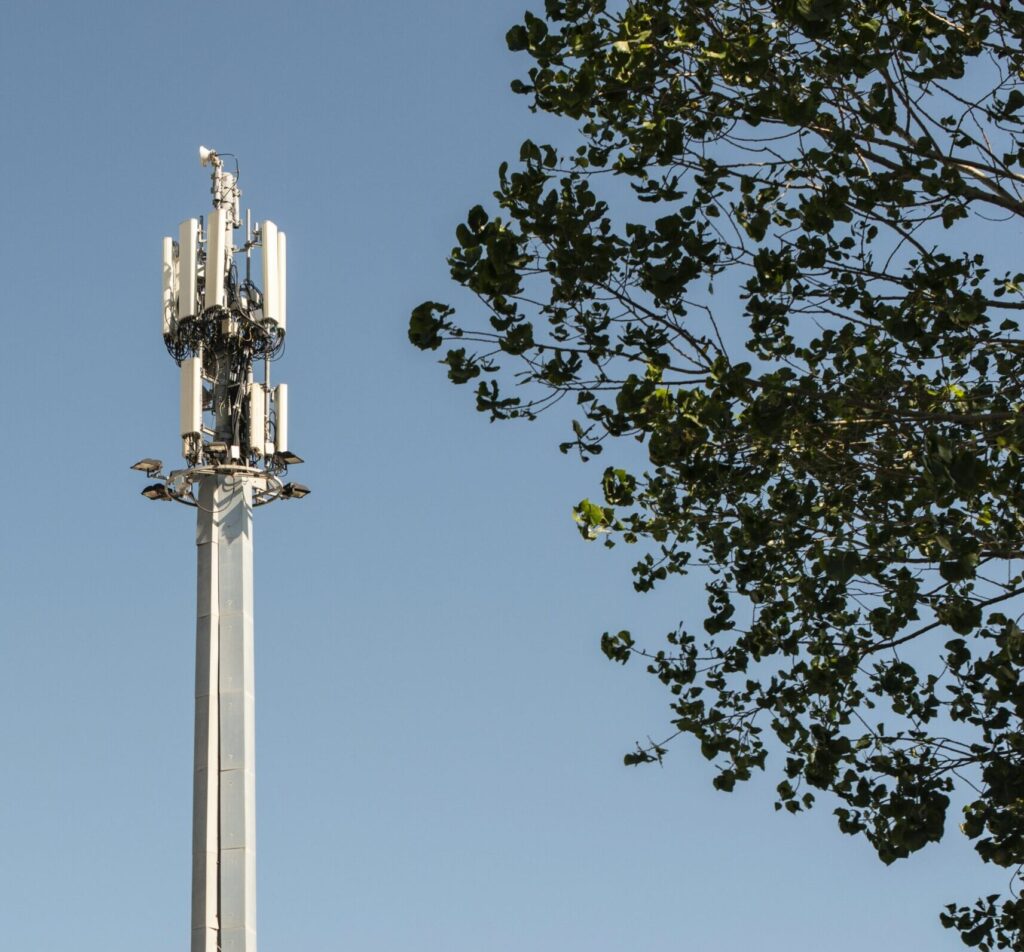 Eine adaptive 5G Antenne streckt sich gen Himmel.