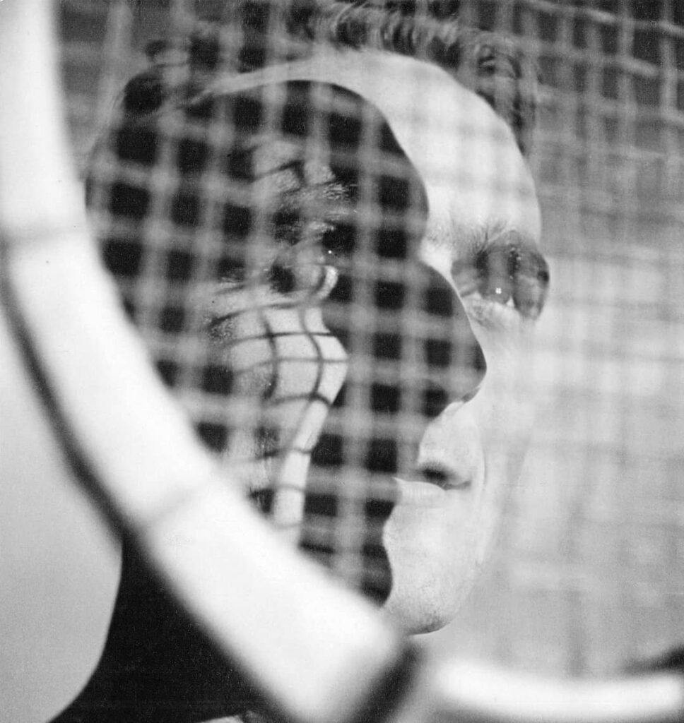 Fotografie vom Künstler Hans Potthof. Sein Gesicht ist von einem Netz verdeckt und liegt teilweise im Schatten.