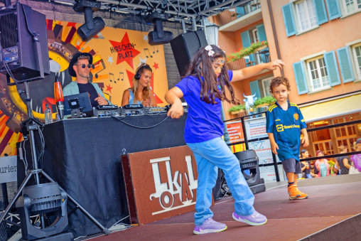 Kinder tanzen auf Bühne beim Dörflifäscht