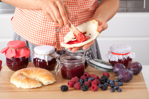 Beeren und Konfi auf dem Frühstückstisch