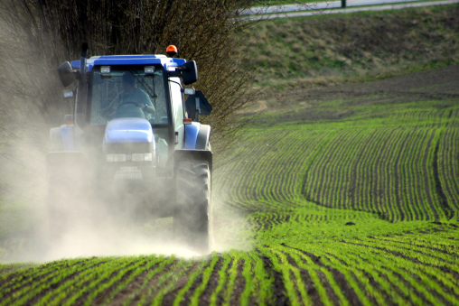 Ein Traktor betreibt Landwirtschaft.