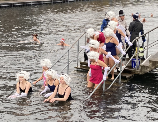 Samichläusinnen steigen ins Wasser der Limmat.