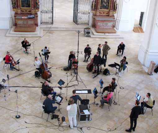 Das Ensemble von Oben, in einer Kirche