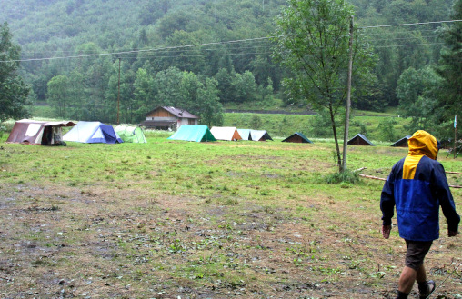 Pfadilager auf nasser Wiese