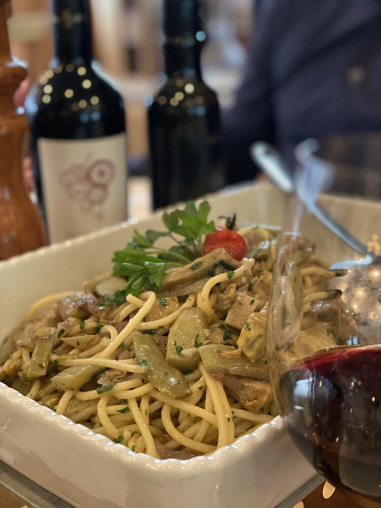 Pastagericht mit Wein im Restaurant Casa Tolone