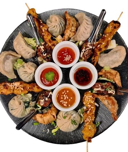 Eine asiatische Essenplatze mit verschiedenen asiatischen Spezialitäten
