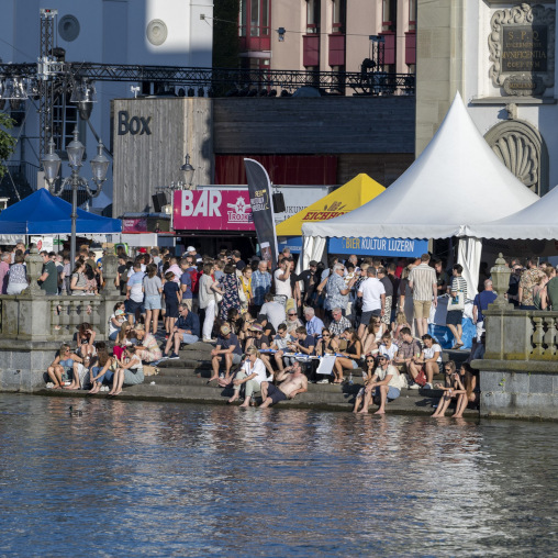 Menschen am Wasser beim Stadtfest Luzern 2023