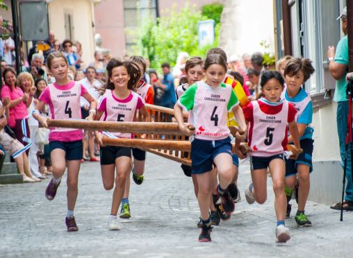 Kinder rennen mit Holzleitern durch die Zuger Altstadt - ein alter Brauch