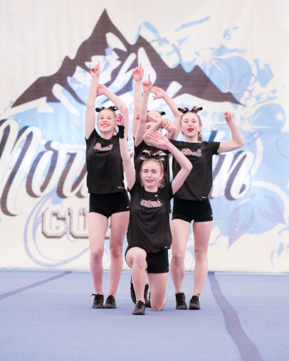Vier Mädchen beim Wettbewerb, Cheerleading
