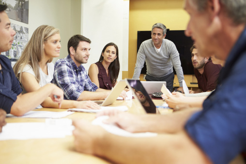 Diverse Gruppe an grossem Konferenztisch