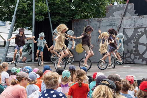 Einräder und Kostüme für Show, Kinderzirkus