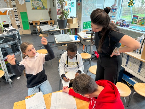 IT-Strategieberaterin Vanessa Tschichold unterstützt die Kinder im Rahmen von Pintolino