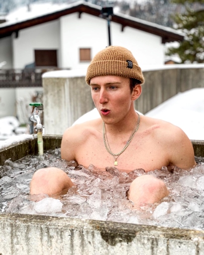 Andri Ragettli sitzt in einem Eisbad