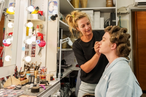 Es wird in der Maske geschminkt vor dem Theaterfest