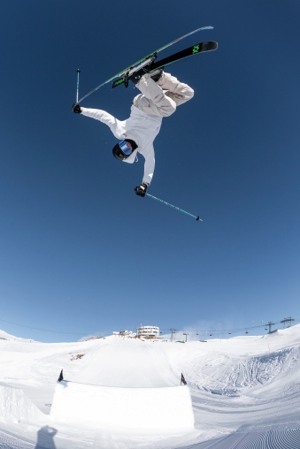 Gian Ragettli performt einen Trick in der Luft