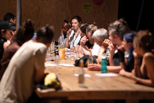 Austausch am Stammtisch am Zürcher Theater Spektakel