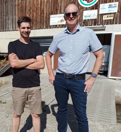 Pascal Bühlmann und André Bernet posieren vor dem leeren Stall